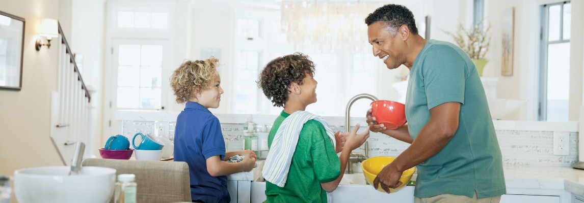 FamilyinCozyKitchen-1146X400.jpg